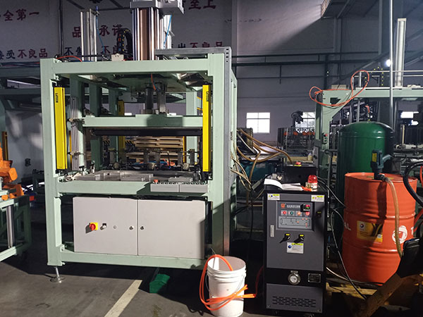 從次品率居高不下到品質(zhì)穩(wěn)定，隔熱墊生產(chǎn)靠汽車隔熱墊模溫機(jī)